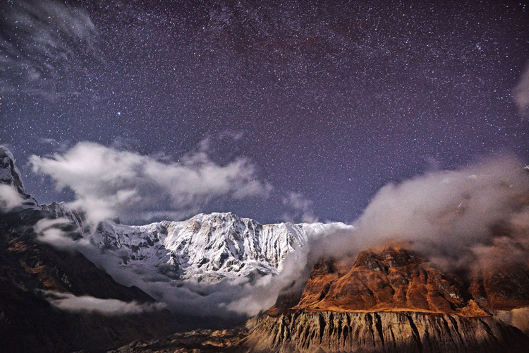 "Zdjęcie wykonałem z obozu na Annapurnie w Nepalu. Czekałem godzinami na mrozie, aż księżyc oświetli ten 8-tysięcznik pod odpowiednim kątem. Gdyby nie światło księżyca, masyw byłby tylko ciemnym zarysem na tle nieba"; fot. Max Seigal